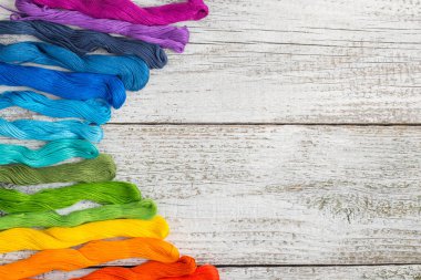 Nakış beyaz arka plan üzerinde renkli dikiş ipliği