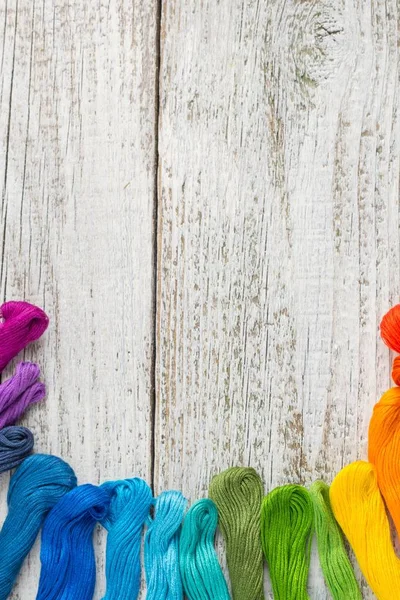 Kleurrijke garens voor borduurwerk op witte achtergrond — Stockfoto
