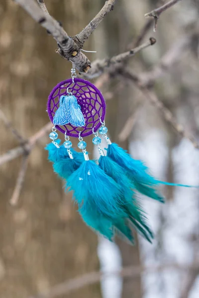 Náušnice Dreamcatcher z peří kůží korálky a řetězi, — Stock fotografie