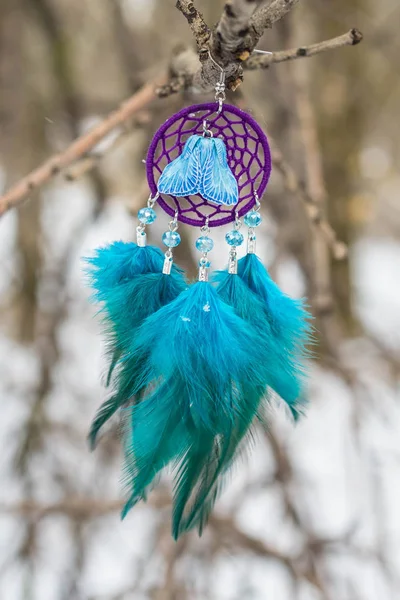 Náušnice Dreamcatcher z peří kůží korálky a řetězi, — Stock fotografie