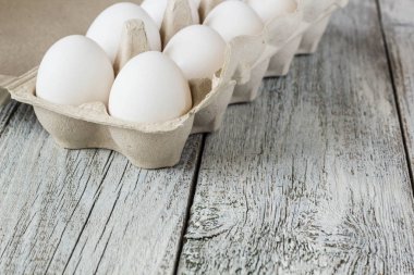 Ahşap masa karton yumurta raf ile yumurta