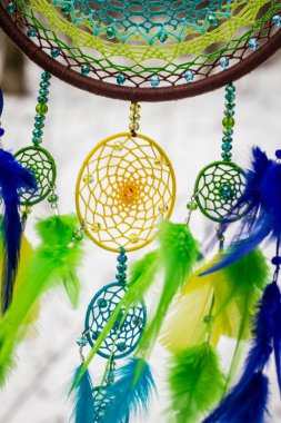 Tüy, deri, boncuk ve ipleri yapılmış Dreamcatcher