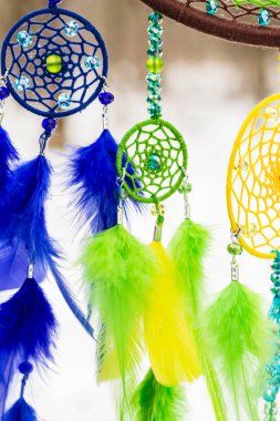 Tüy, deri, boncuk ve ipleri yapılmış Dreamcatcher