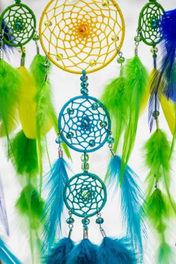 Tüy, deri, boncuk ve ipleri yapılmış Dreamcatcher