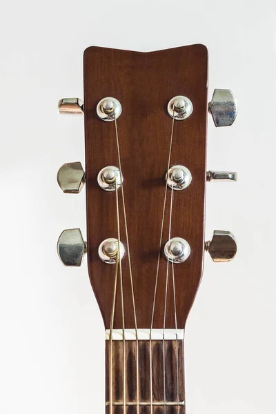 Pescoço de guitarra acústica sobre fundo branco — Fotografia de Stock