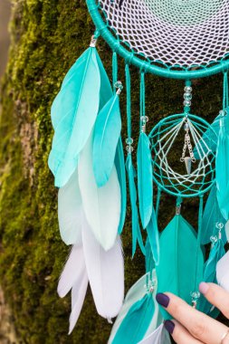 Tüy, deri, boncuk ve ipleri yapılmış Dreamcatcher