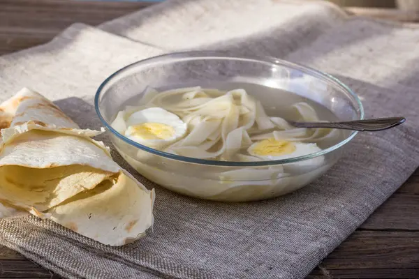 Чашка куриного супа с лапшой и яйцами — стоковое фото