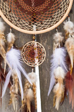 Tüy, deri, boncuk ve ipleri yapılmış Dreamcatcher