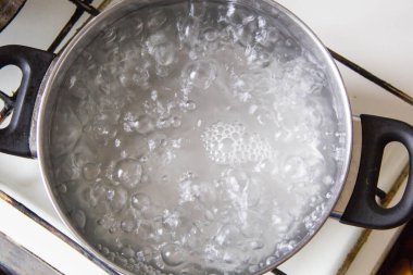 Pot kaynar su ocakta tam