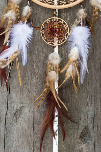 Dreamcatcher feito de penas, couro, contas e cordas — Fotografia de Stock