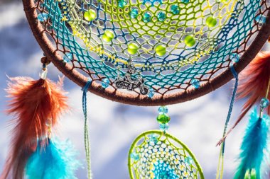 Tüy, deri, boncuk ve ipleri yapılmış Dreamcatcher