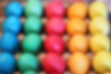 Birçok parlak renkli Paskalya yumurtaları. Kutlama arka plan bulanık