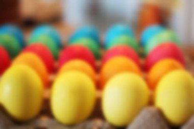 Birçok parlak renkli Paskalya yumurtaları. Kutlama arka plan bulanık