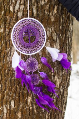 Tüy, deri, boncuk ve ipleri yapılmış Dreamcatcher