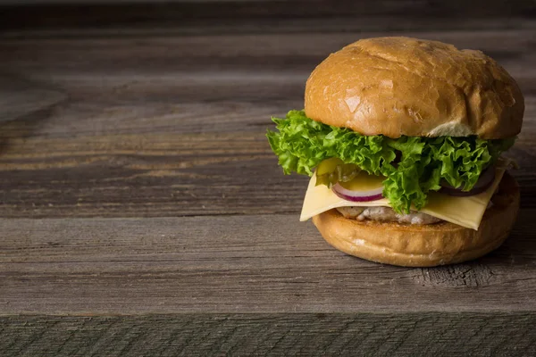 Hecho en casa sabrosas hamburguesas en mesa de madera . —  Fotos de Stock