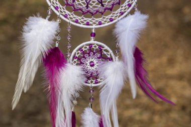 Tüy, deri, boncuk ve ipleri yapılmış Dreamcatcher