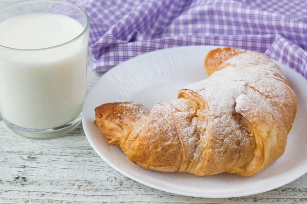 Croissant con leche en la vieja mesa de madera para el desayuno de fondo . —  Fotos de Stock