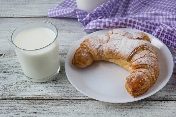 Croissant con leche en la vieja mesa de madera para el desayuno de fondo . —  Fotos de Stock