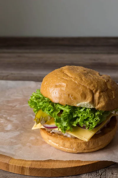 Hecho en casa sabrosas hamburguesas en mesa de madera . —  Fotos de Stock