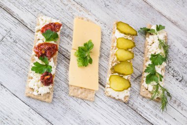 çeşitli crispbread dilimleri woden mutfak masasında, üstten görünüm