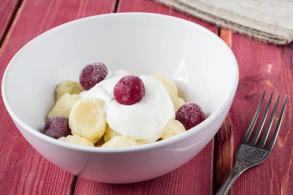 Gnocchi tradizionali russi e ucraini serviti con panna acida e ciliegia — Foto Stock