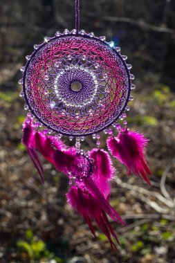 Tüy, deri, boncuk ve ipleri yapılmış Dreamcatcher