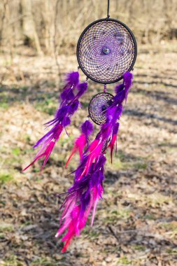 Tüy, deri, boncuk ve ipleri yapılmış Dreamcatcher