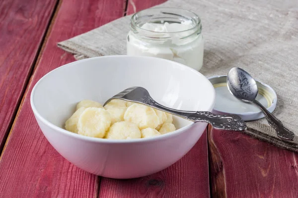 Ruso tradicional, queso cottage ucraniano albóndigas perezosas servidas con crema agria y cereza —  Fotos de Stock