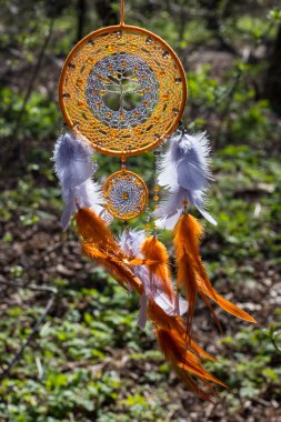 Tüy, deri, boncuk ve ipleri yapılmış Dreamcatcher