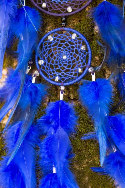 Atrapasueños hecho de plumas, cuero, cuentas y cuerdas — Foto de Stock