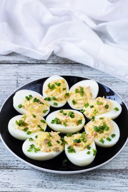 Peynir ve yeşil soğan ile tepesinde Yengeç ev yumurta dolması