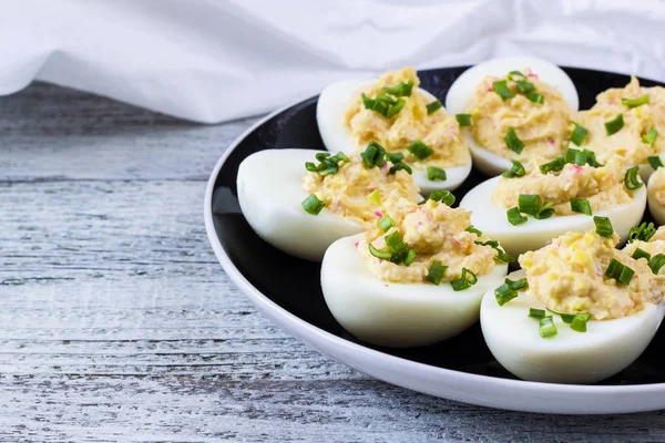 Huis eieren gevuld met kaas en overgoten met groene uien krab — Stockfoto