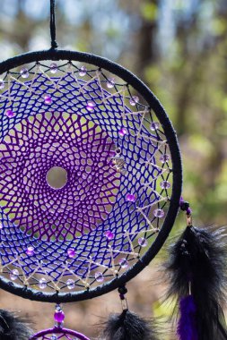 Tüy, deri, boncuk ve ipleri yapılmış Dreamcatcher