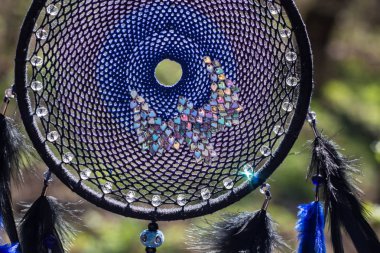 Tüy, deri, boncuk ve ipleri yapılmış Dreamcatcher