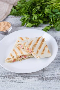 Shawarma ince pide ekmek tavuk ve sebze bir plaka üzerinde