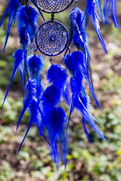 Dreamcatcher made of feathers, leather, beads, and ropes — Stock Photo, Image