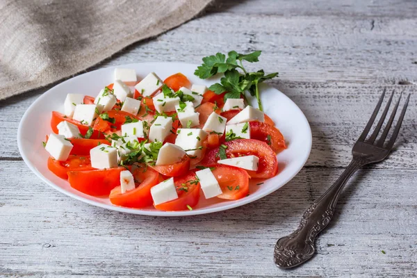 Čerstvý salát s rajčaty, mozzarellou a byliny. — Stock fotografie