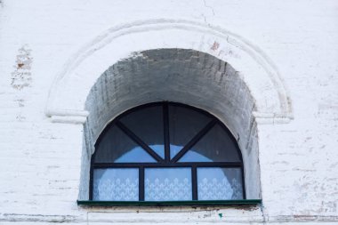 kemer şekli beyaz Ortaçağ kilise duvar, pencere