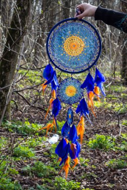 Tüy, deri, boncuk ve ipleri yapılmış Dreamcatcher