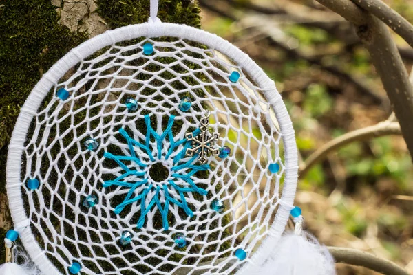 Dreamcatcher z peří, kůže, korálky a lana — Stock fotografie