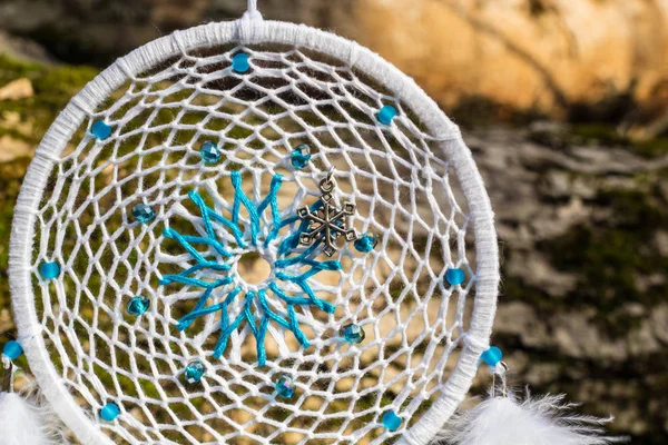 Dreamcatcher en plumes, cuir, perles et cordes — Photo