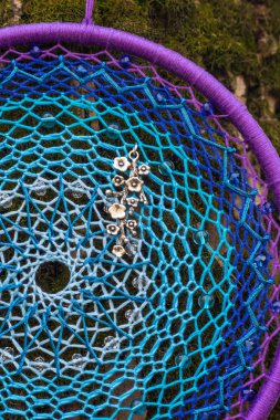 Tüy, deri, boncuk ve ipleri yapılmış Dreamcatcher