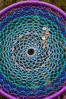 Tüy, deri, boncuk ve ipleri yapılmış Dreamcatcher