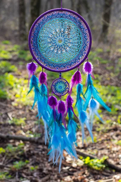 Dreamcatcher készült kötelek, gyöngyök, tollak, bőr — Stock Fotó