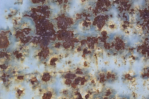 Corrosão de parede metálica pintada enferrujada com estrias de ferrugem — Fotografia de Stock
