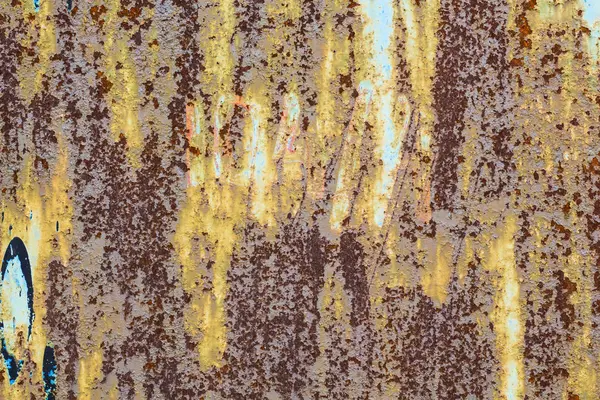 Corrosão de parede metálica pintada enferrujada com estrias de ferrugem — Fotografia de Stock