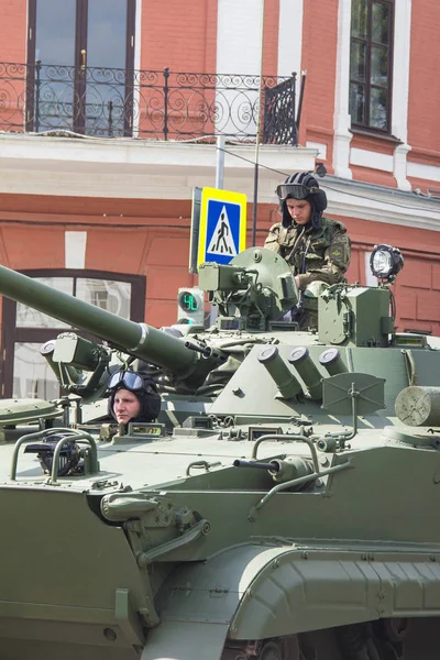 Nowotscherkassk 9. Mai 2017: Unbekannte russische Soldaten fahren bei der Parade zum Siegestag einen Panzer auf die Straße — Stockfoto