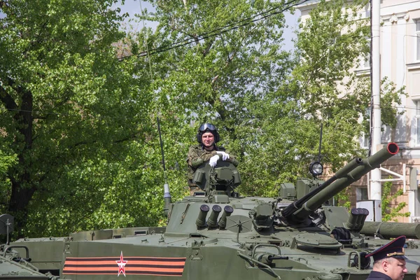 Nowotscherkassk 9. Mai 2017: Unbekannte russische Soldaten fahren bei der Parade zum Siegestag einen Panzer auf die Straße — Stockfoto