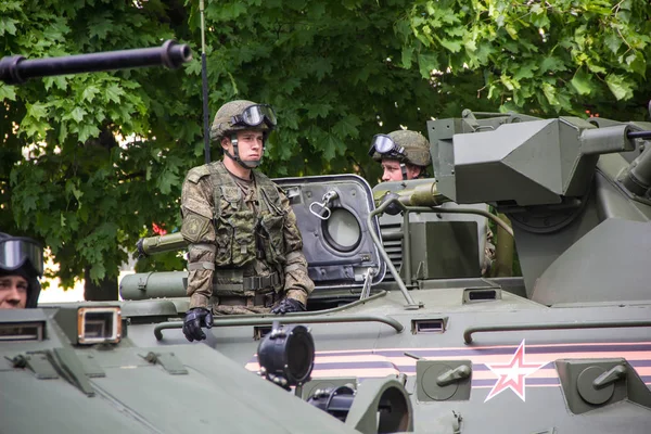 ノヴォチェルカッスク 2017 年 5 月 9 日: 身元不明のロシア兵士戦勝記念日パレードの通りのタンクを運転 — ストック写真