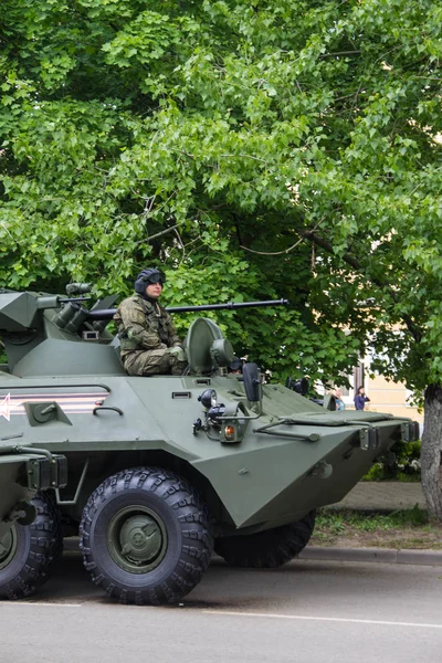 Новочеркасск 9 мая 2017: Неизвестные русские солдаты, управляющие танком на улицах в параде ко Дню Победы — стоковое фото